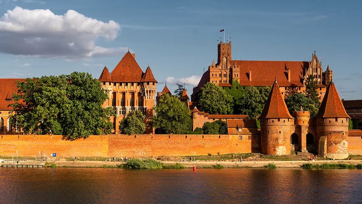 Toàn bộ lâu đài Malbork được bao bọc bởi các bức tường phòng thủ kiên cố, hào nước, các hầm ngục, tháp canh... Lâu đài trở thành pháo đài lớn nhất thế giới thời Trung cổ.
