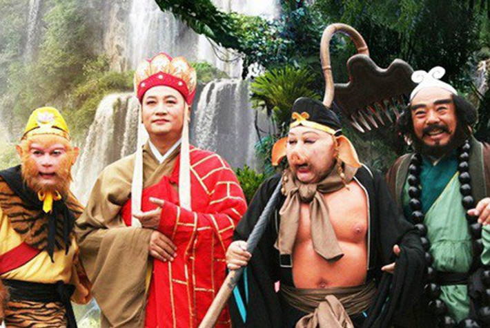 Đường Tăng là Kim Thiền Tử chuyển thế lần thứ 10. Theo đó, 9 chiếc đầu lâu mà Sa Tăng làm thành chuỗi hạt đeo trên cổ là 9 kiếp trước của Đường Tăng.