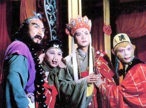 Vì làm vỡ chén lưu ly ở Hội Bàn Đào trong lúc say rượu nên Sa Tăng bị đày xuống sông Lưu Sa làm yêu quái. Mỗi năm, ông phải chịu hình phạt bị kiếm bay đâm vào cơ thể chịu nỗi đau lớn.