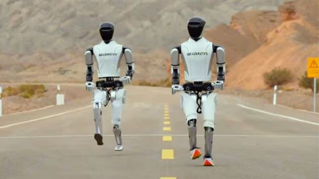  Robot hình người STAR1 do công ty Trung Quốc Robot Era chế tạo có thể chạy với tốc độ tối đa 12,9 km/h nhờ sự trợ giúp của một đôi giày thể thao. Do đó, STAR1 trở thành robot hình người chạy nhanh nhất thế giới. Ảnh: Robot Era.
