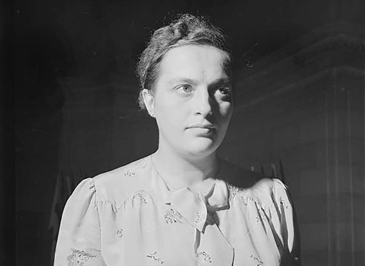 Sinh năm 1916 tại Ukraine, Lyudmila Pavlichenko là nữ xạ thủ huyền thoại của Liên Xô trong Thế chiến 2. Sau khi phát xít Đức xâm lược Liên Xô vào tháng 6/1941, bà đã đăng ký gia nhập quân đội Liên Xô để bảo vệ quê hương.