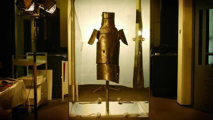 Đây là bộ áo giáp của tên cướp Ned Kelly khét tiếng. Gã bị bắt và treo cổ năm 1880. Bộ áo giáp của y có dấu hiệu bị trúng 18 viên đạn.