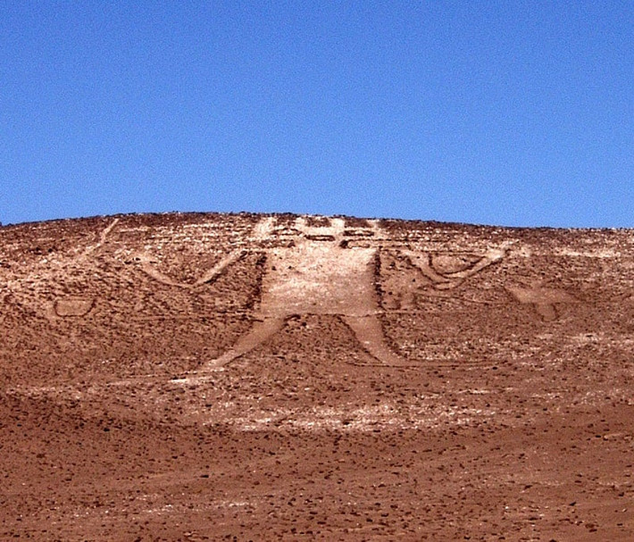 Liên quan đến hình vẽ "Atacaman Giant", các nhà nghiên cứu cho rằng, người xưa có thể đã tạo ra nó để mô tả hình ảnh của một vị thần quyền lực.