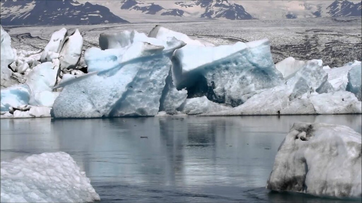 "Bãi biển kim cương" là một trong số nhiều bãi biển cát đen ở Iceland. Bãi biển này có màu sắc nổi bật như vậy là do hoạt động núi lửa trong quá khứ. Ảnh: seatrips.