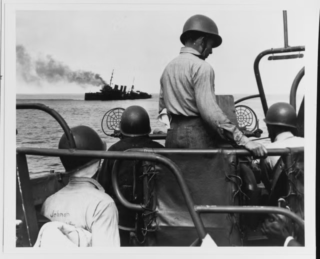Khi tàu khu trục USS Stewart ở tình trạng xấu, nó ngừng hoạt động vào tháng 5/1946 và được sử dụng làm mục tiêu tấn công trong cuộc diễn tập hải quân năm 1946. Ảnh: US Navy/National Archives.