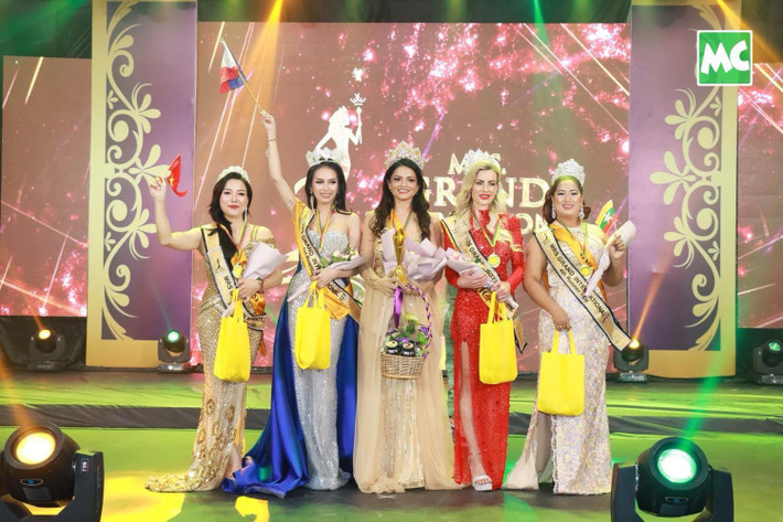 Tại cuộc thi, Minh Huệ đã được ban tổ chức trao giải Á hậu 3 và giải phụ "Trang phục dạ hội đẹp nhất".