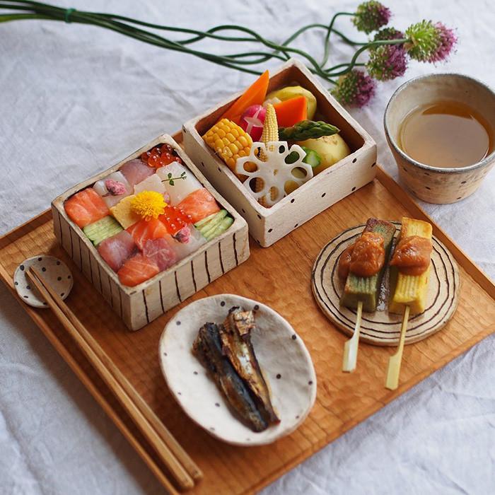 Với đó những miếng shushi được tạo hình vuông xếp vào hộp gỗ hoặc nhựa chuẩn bị sẵn.