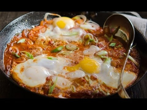 Cơm nóng với các món trứng cũng là một lựa chọn món ăn lý tưởng trong ngày mưa bão.