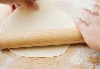 Bước 5: Dùng gậy gỗ cán mỏng từng khối bột sau đó dùng muỗng múc 1 viên kem lớn tùy vì cho vào giữ miếng bột viên lại. Làm lần lượt cho hết những khối bột bạn đã cắt ra.
