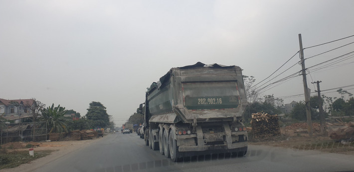 Theo khảo sát của PV Báo Tri thức và Cuộc sống, dọc tuyến đường Hồ Chí Minh từ huyện Thạch Thất (TP. Hà Nội) đến huyện Lương Sơn (tỉnh Hòa Bình) có khoảng 40 mỏ khai thác vật liệu xây dựng. Số lượng mỏ lớn kéo theo số phương tiện vận chuyển dày đặc khiến cho tuyến đường ở Hồ Chí Minh luôn là điểm “nóng” về ATGT, đặc biệt là tình trạng xe chở quá tải.