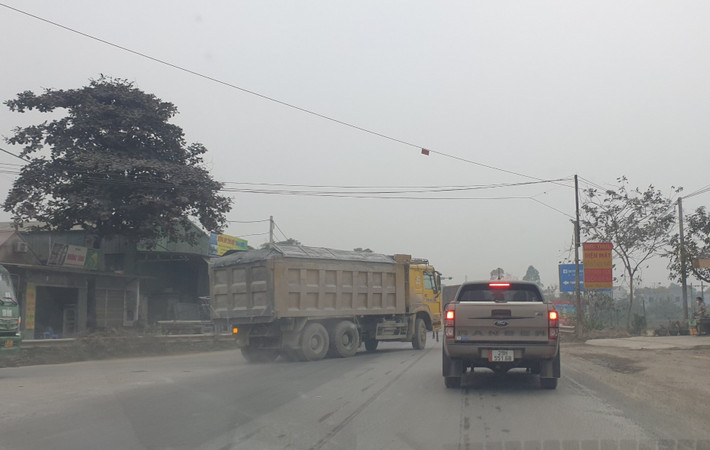 Theo ghi nhận của PV Báo Tri thức và Cuộc sống, hàng đoàn xe tải "hạng nặng" chạy nghênh ngang trên đường Hồ Chí Minh nhưng không thấy bóng dáng lực lượng chức năng kiểm tra, xử lý. Không chỉ tiềm ẩn nguy cơ làm hư hỏng đường sá, những đoàn xe tải chở cát còn gây ô nhiễm nặng, tiềm ẩn tai nạn giao thông.