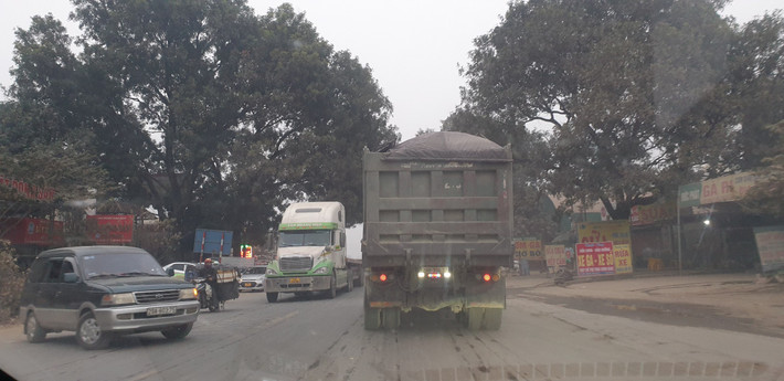 Những ngày cuối năm 2021, trên tuyến đường Hồ Chí Minh đoạn từ huyện Thạch Thất (TP. Hà Nội) đến huyện Lương Sơn (tỉnh Hòa Bình) xuất hiện dày đặc xe tải chở đất, đá cơi nới thùng, có dấu hiệu chở quá tải trọng ngang nhiên hoạt động.