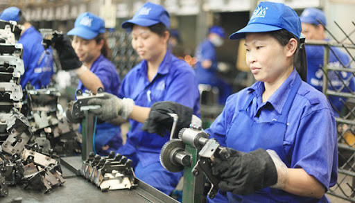 Tăng tuổi nghỉ hưu của người lao động: Thực hiện lộ trình tăng tuổi nghỉ hưu của người lao động theo Bộ luật Lao động 2019, năm 2022, tuổi nghỉ hưu của lao động nam và nữ tiếp tục được điều chỉnh tăng. Cụ thể, năm 2022, lao động nam được nghỉ hưu khi đủ 60 tuổi 6 tháng, tăng 3 tháng so với tuổi nghỉ hưu quy định của năm 2021, lao động nữ được nghỉ hưu khi đủ 55 tuổi 8 tháng, tăng 4 tháng so với năm 2021. (Ảnh minh họa)