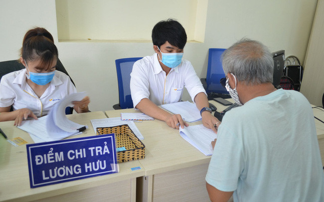 Tăng lương hưu, trợ cấp BHXH: Theo Nghị định 108 của Chính phủ, những người đang hưởng lương hưu và trợ cấp bảo hiểm xã hội (BHXH), trợ cấp hằng tháng sẽ được tăng lên 7,4% so với tháng 12/2021. Mức tăng này sẽ áp dụng từ ngày 1/1/2022. (Ảnh minh họa)