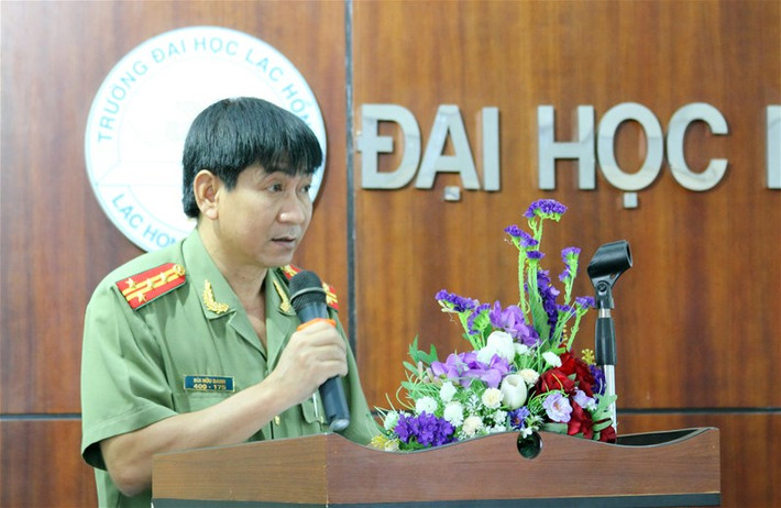 Đại tá Bùi Hữu Danh cũng đứng trên nhiều bục giảng để truyền tải kiến thức cho các học viên trong ngành Công an.