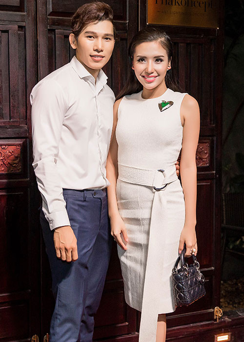 Hoa hậu biển Khánh Phương cũng chọn thiết kế tông trắng đến dự sự kiện.