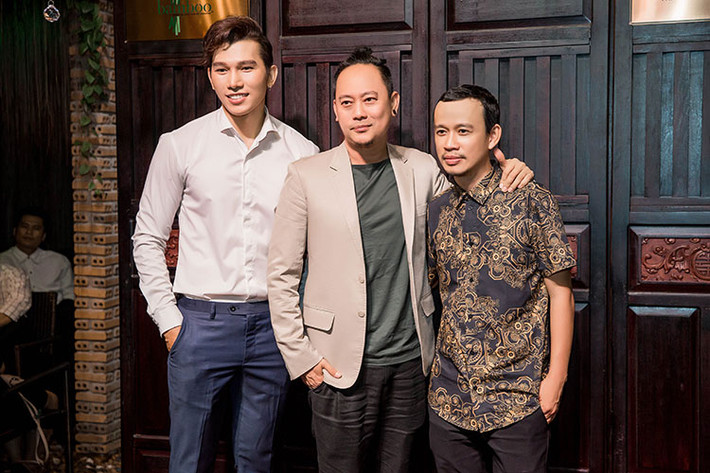 NTK Võ Việt Chung cũng đến chúc mừng Ngọc Tình.