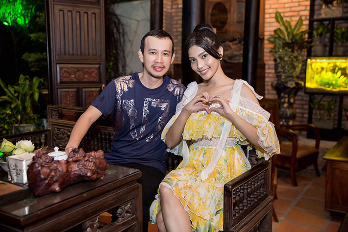 Á hậu Trương Thị May cũng xuất hiện tại sự kiện. Cô tạo dáng bên Phúc Nguyễn.