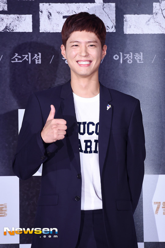 Đàn em thân thiết của diễn viên Song Joong Ki - Park Bo Gum rạng rỡ trước ống kính. Cách đây ít ngày, Park Bo Gum khá đau đầu vì tin đồn sắp cưới đàn chị Jang Nara.