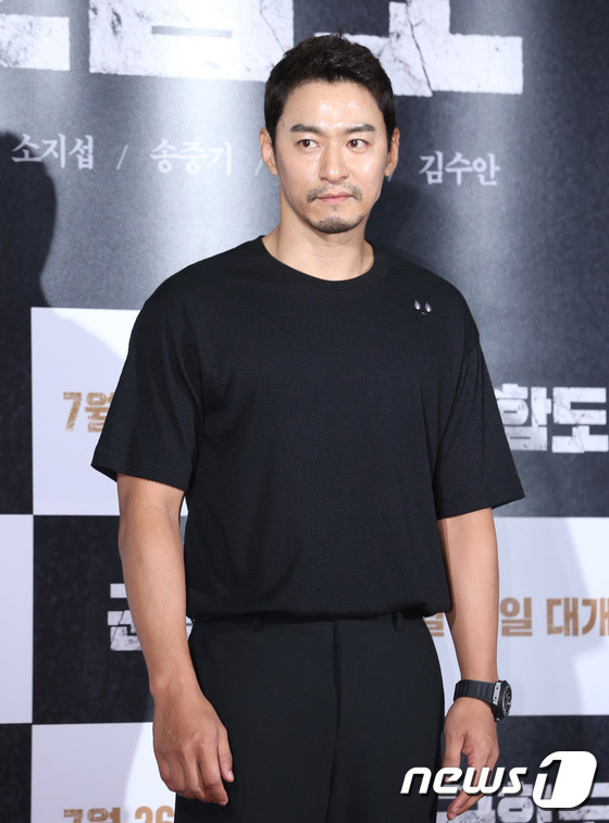 Tài tử Joo Jin Mo cũng có mặt trong sự kiện. Thời gian qua, anh chủ yếu hoạt động tại Trung Quốc. Joo Jin Mo vừa công khai tình cảm với nữ diễn viên Trung Hoa Trương Lệ.