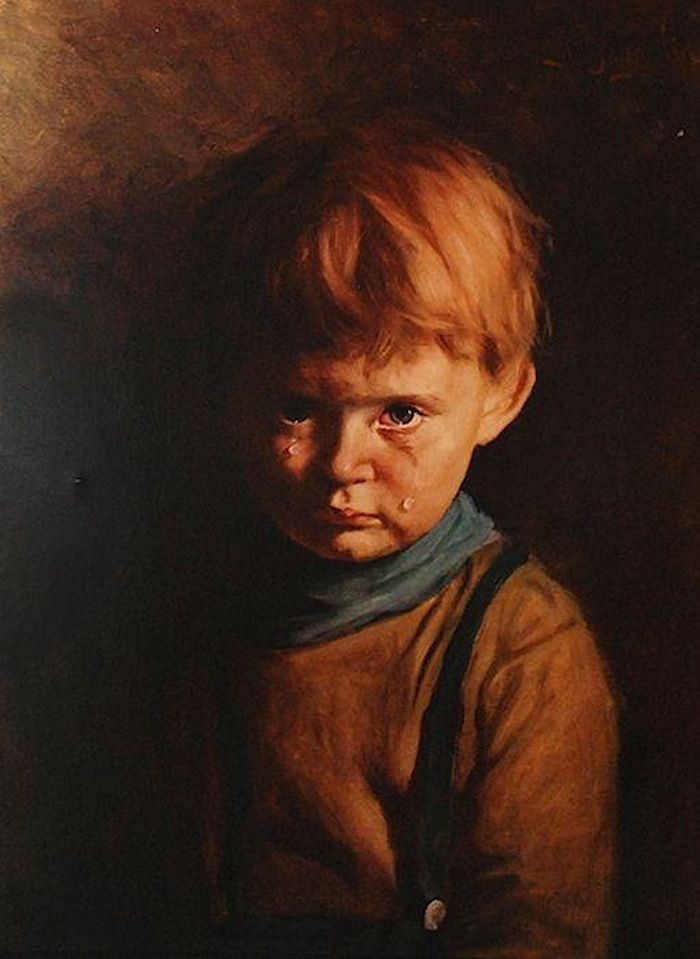 Nhiều đồ đạc, vật dụng trong ngôi nhà bị "bà hỏa" thiêu rụi. Điều kỳ lạ đến khó tin là bức tranh "Cậu bé khóc" còn nguyên vẹn sau vụ hỏa hoạn.