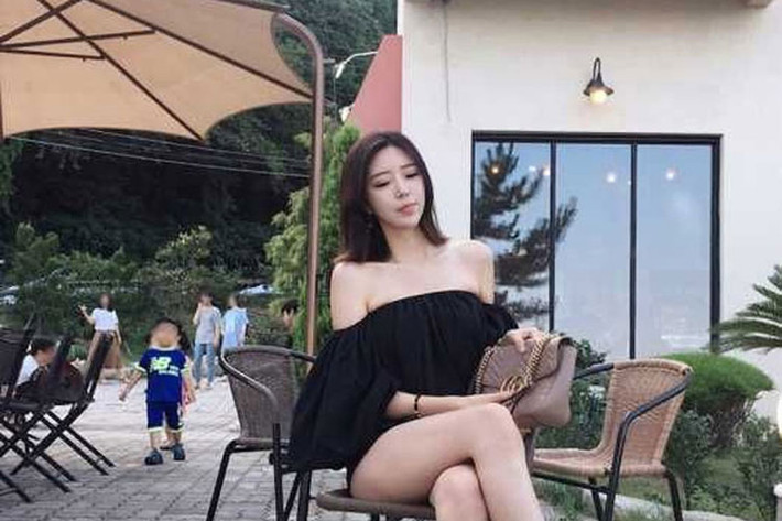 Choi Somi có khuôn mặt thanh tú với các đường nét nhẹ nhàng hao hao với Yoona. Tuy nhiên thân hình của Yoona mảnh mai, thanh tao thì Choi Somi lại có vóc dáng "đồng hồ cát" rất bốc lửa. Mặc dù được nhiều người ngưỡng mộ vì dáng đẹp nhưng người đẹp Choi Somi cũng bị đặt dấu hỏi về việc từng phẫu thuật thẩm mỹ.