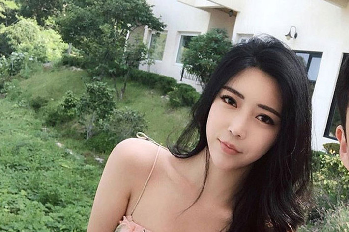 Choi Somi là hot girl Hàn Quốc được hàng trăm ngàn người theo dõi trên mạng xã hội. Cô nổi lên từ cách đây 2 năm với khuôn mặt khá giống với biểu tượng sắc đẹp làng nhạc xứ kim chi là Yoona.