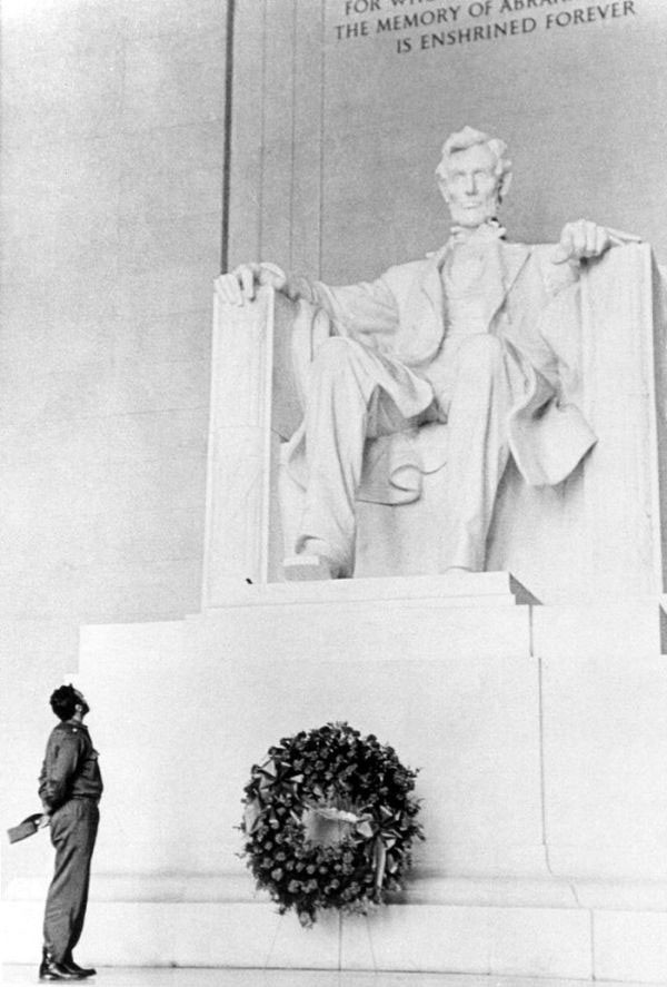 Nhà lãnh đạo Cuba Fidel Castro tại Đài tưởng niệm Lincoln ở Washington D.C năm 1959.