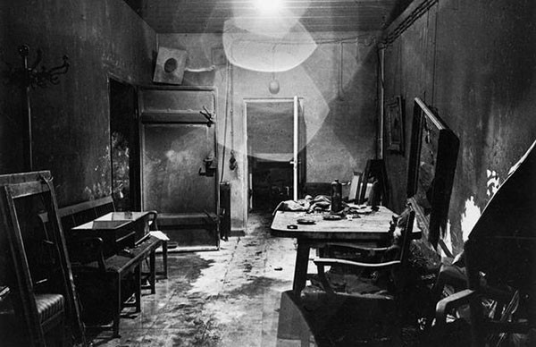 Khung cảnh bên trong hầm ngầm ở Berlin - nơi trùm phát xít Hitler sống những ngày cuối cùng trước khi tự sát tại nơi đây năm 1945.