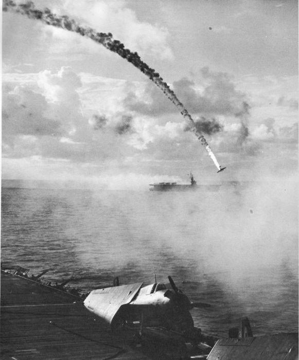 Một máy bay của Nhật Bản bị bắn hạ và rơi xuống biển trong trận Saipan năm 1944.