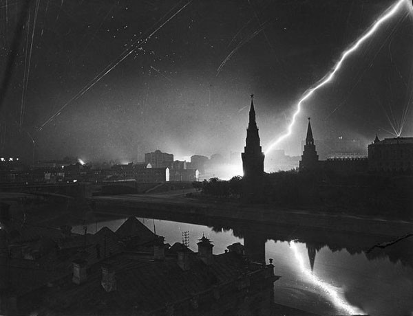 Không quân Đức tấn công rầm rộ thủ đô Moscow của Liên Xô vào một buổi tối năm 1941.