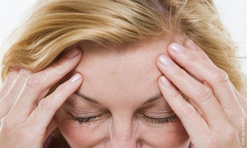Hoa mắt, chóng mặt, ù tai: Người bệnh rất dễ bị ù tai dù đang ở trong không gian yên tĩnh và không có gió. Những cơn choáng, hoa mắt, chóng mặt và mất thăng bằng sẽ ghé thăm vào những lúc không ngờ nhất. Khi cảm thấy mình đứng không vững nữa hãy dựa ngay vào đâu đó hoặc ngồi thụp xuống, tránh để bị mất thăng bằng không tự chủ, không kiểm soát được rất dễ bị ngã ra đằng sau. Ngã như vậy rất nguy hiểm gây ra các chấn thương về xương khớp hoặc sọ não.