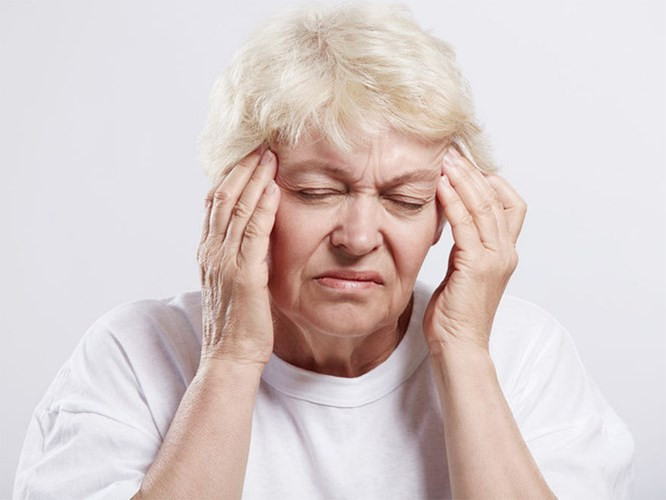Những dấu hiệu sớm của bệnh thiếu máu não: Đau đầu: Người bị thiếu máu não thường hay bị triệu chứng này. Những cơn nhức đầu khủng khiếp luôn ghé thăm. Lúc đầu, bạn chỉ bị đau nhói một vùng nào đó cố định, sau đó dần dần cơn đau sẽ lan ra khắp đầu. Người bệnh sẽ có cảm giác đầu mình nặng trịch nhất là khi phải di chuyển, suy nghĩ nhiều hay khi mới ngủ dậy.