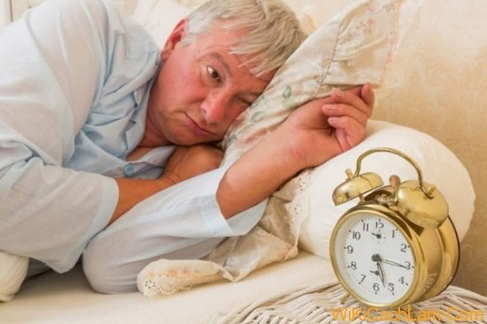 Mất ngủ: Người bị thiếu máu não rất hay gặp phải các vấn đề về giấc ngủ như ngủ chập chờn, thường gặp ác mộng, ngủ hay thức cũng khó kiểm soát được, tỉnh giấc vào giữa đêm hoặc đến sáng mới ngủ được. Do mất ngủ triền miên nên người bệnh luôn cảm thấy chán nản và mệt mỏi, không có hứng thú cũng như tinh thần để làm việc. Tâm trạng hay gắt gỏng, thờ ơ với mọi thứ xung quanh và rất dễ bị kích động.