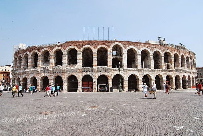 Verona Arena là một trong những nhà hát La Mã cổ đại đứng sừng sững giữa đất trời suốt nhiều thế kỷ. Được xây dựng vào thế kỷ 1, Verona Arena tọa lạc ở Piazza Bra, Verona, Italy.