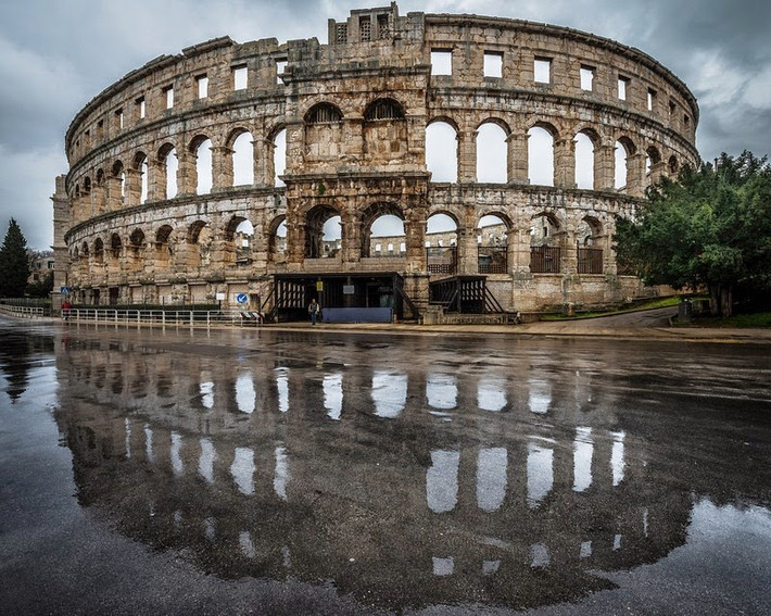 Nhà hát Pula Arena nằm ở Pula, Croatia. Kiệt tác kiến trúc La Mã này được xây dựng trong thời gian từ năm 27 trước Công nguyên - 68 sau Công nguyên.