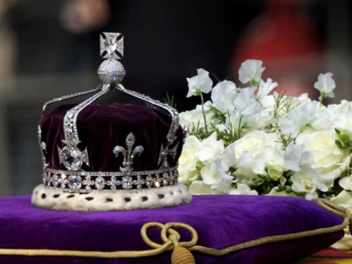 Koh-i-Noor có nghĩa là "Núi của ánh sáng" trong tiếng Ba Tư được nhiều người biết đến khi là một trong những viên kim cương lớn và đắt giá nhất thế giới. Không những vậy, lời nguyền viên kim cương này khiến nhiều người rùng mình.
