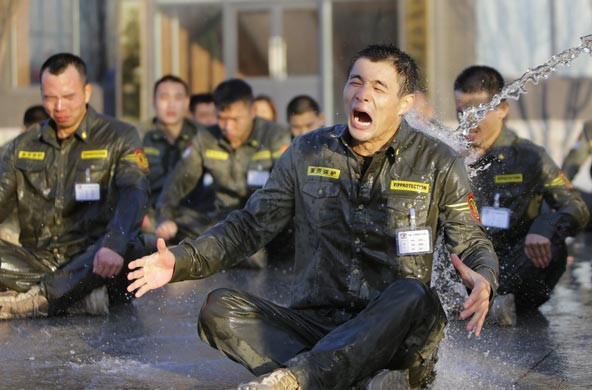 Bài học rèn luyện sức chịu đựng, các học viên bị dội nước lạnh vào người giữa trời đông giá