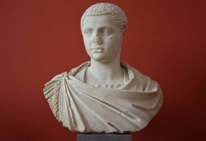Elagabalus được các sử gia miêu tả là hoàng đế La Mã có đời sống phá vỡ nhiều quy tắc, chuẩn mực xã hội.