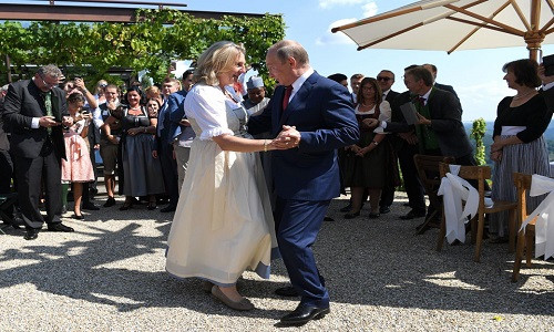 Tại lễ cưới, Tổng thống Putin đã khiêu vũ với ngoại trưởng Áo. Bức ảnh chụp lại bà Kneissl, 53 tuổi, cười rạng rỡ trong chiếc váy dirndl truyền thống và nói chuyện với ông Putin trong lúc nhảy tại vườn nho vùng Styria.