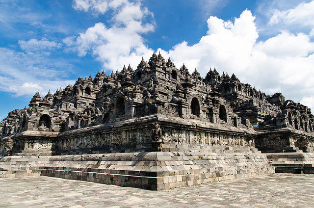 Borobudur là ngôi đền Phật giáo lớn nhất thế giới nằm trên đảo Java. Đây là một trong số những di sản thế giới nổi tiếng của Indonesia. Tên của ngôi đền được lấy từ chữ Phạn “Vihara Buddha Ur” có nghĩa là “Đền thờ Phật trên núi cao”.