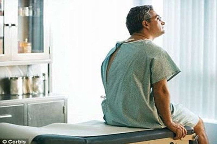 Các kỹ thuật sàng lọc ung thư vú ở nữ giới cũng được áp dụng cho nam như khám sức khỏe, chụp nhũ ảnh, và làm xét nghiệm sinh thiết (kiểm tra mẫu nhỏ của mô dưới kính hiển vi). Tương tự thì, các kỹ thuật điều trị như xạ trị, hóa trị hay liệu pháp hormone ở nữ cũng được điều trị cho nam.
