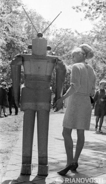 Người dân Liên Xô khá bất ngờ và tò mò khi nhìn thấy những robot có kích thước "khủng".