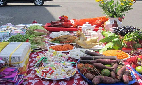 Mâm cúng chúng sinh được tổ chức vào buổi chiều tối ngày 14/7 hoặc 15/7 Âm lịch.