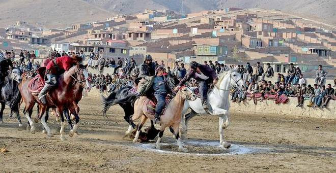 Tuy nhiên, do trận đấu Buzkashi thường diễn ra khá hỗn loạn nên luật lệ này thường không thể kiểm soát được. Chính vì vậy, không ít người tham gia trò chơi này bị thương khi tranh cướp con mồi để giành chiến thắng. Phần thưởng mà họ đạt được khi thắng đội đối thủ thường là lạc đà, ngựa, bò, tiền, vàng...