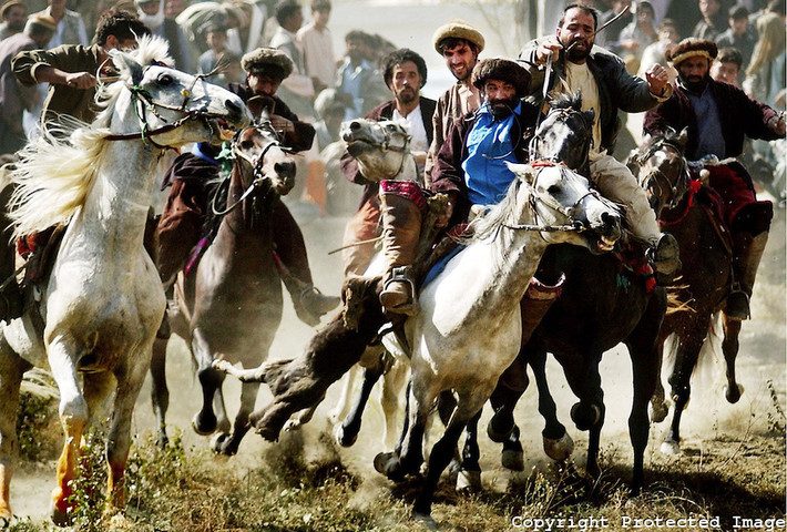 Sở dĩ Buzkashi được coi là trò chơi đẫm máu, đầy bạo lực là vì những người tham gia trò chơi này được phép sử dụng roi để tấn công ngựa của đối thủ.