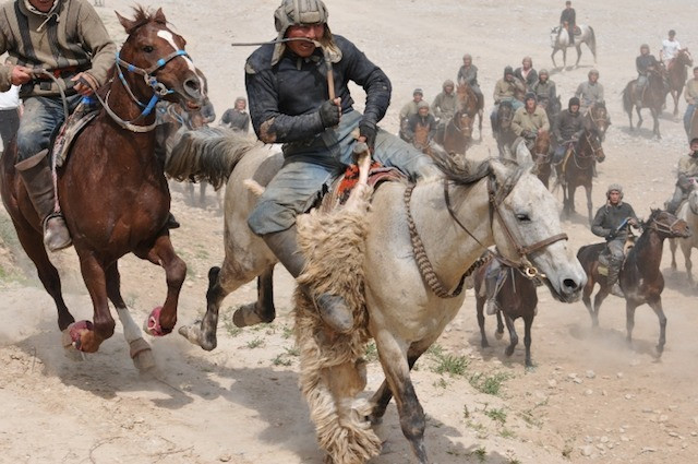 Buzkashi là tên của một trong những trò chơi đẫm máu nhất lịch sử nhân loại. Trò chơi này được cho là do những người Turkic tạo ra vào khoảng giữa thế kỷ thứ 10 - 15. Về sau, Buzkashi phổ biến ở nhiều nước Trung Á.