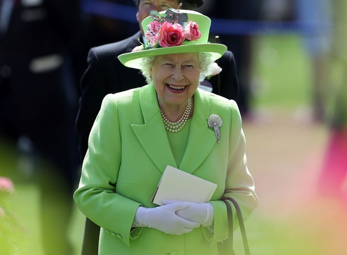 Không nhiều người biết nguyên nhân tại sao phụ nữ Hoàng gia Anh làm như vậy. Theo BBC, Nữ hoàng Elizabeth II và các thành viên nữ của Hoàng gia Anh luôn bắt buộc đội mũ trong các sự đại chúng.