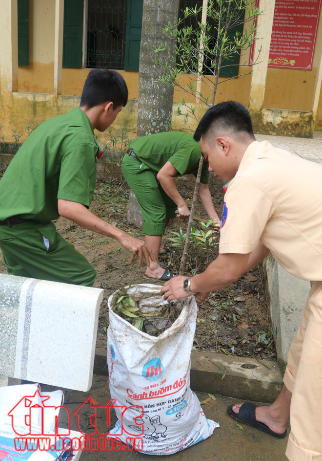 Đoàn viên,thanh niên tình nguyện các đơn vị công an phối hợp với chính quyền địa phương giúp đỡ bà con nhân dân dọn dẹp vệ sinh môi trường...