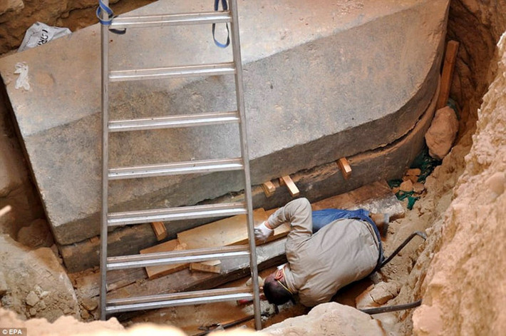 Các chuyên gia suy đoán hiện vật này có thể làm sáng tỏ cấp bậc quân sự của 3 bộ hài cốt trên. Họ cần thêm thời gian để nghiên cứu kỹ hơn về bản khắc này để giải mã bí ẩn về cuộc sống của 3 người này.